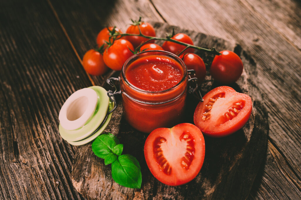 Pomidory i przetwory w sezonie letnim i jesiennym